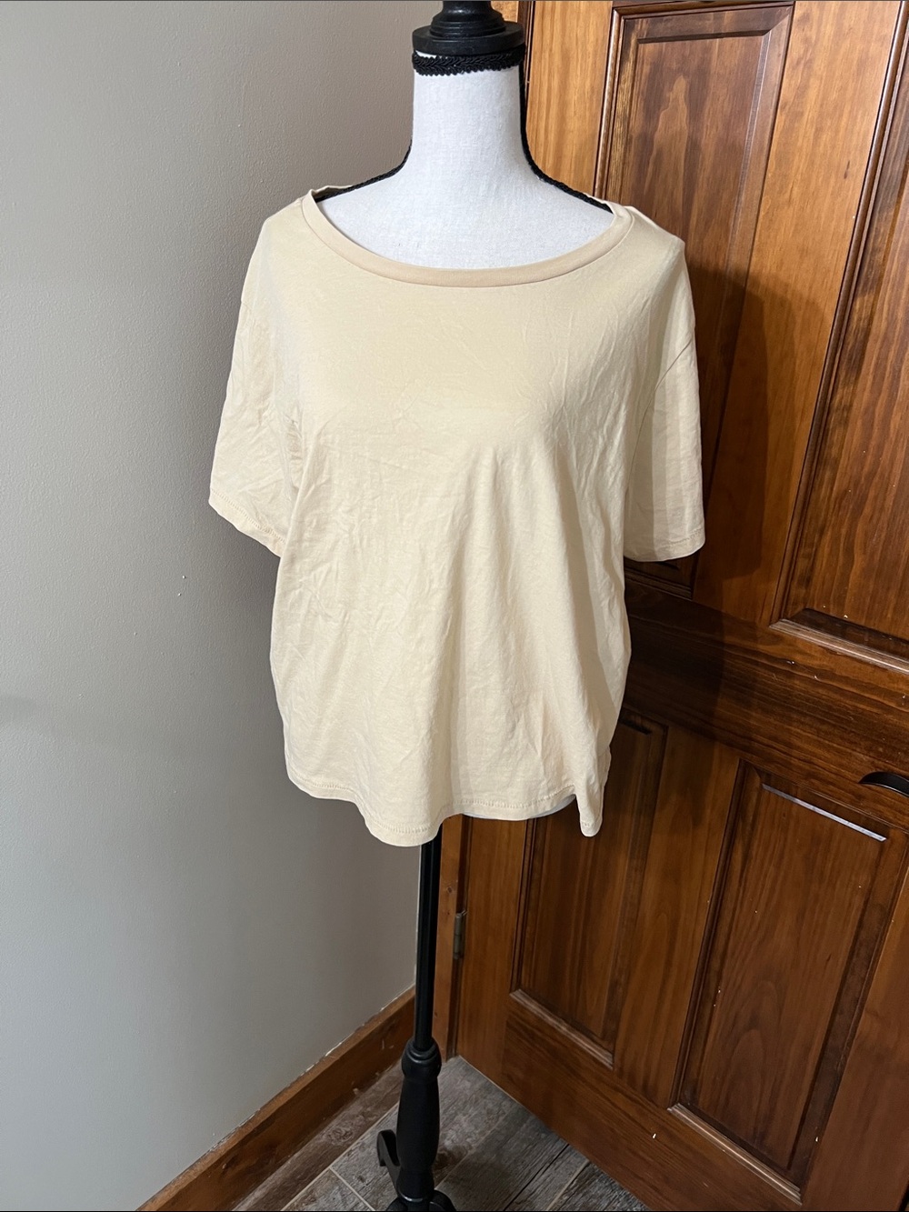 Universal Thread Soft Beige Short-Sleeve Scoop Neck Tee. Crop top